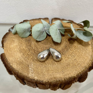 Pendientes gota rayados plateados